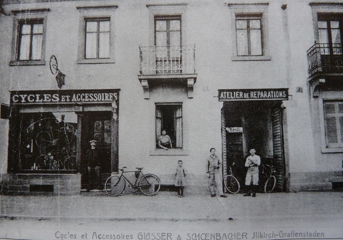Ancienne Façade du bâtiment du Restaurant Le Bouchon et l'Assiette à Illkirch Graffenstaden, un magasin de vélo